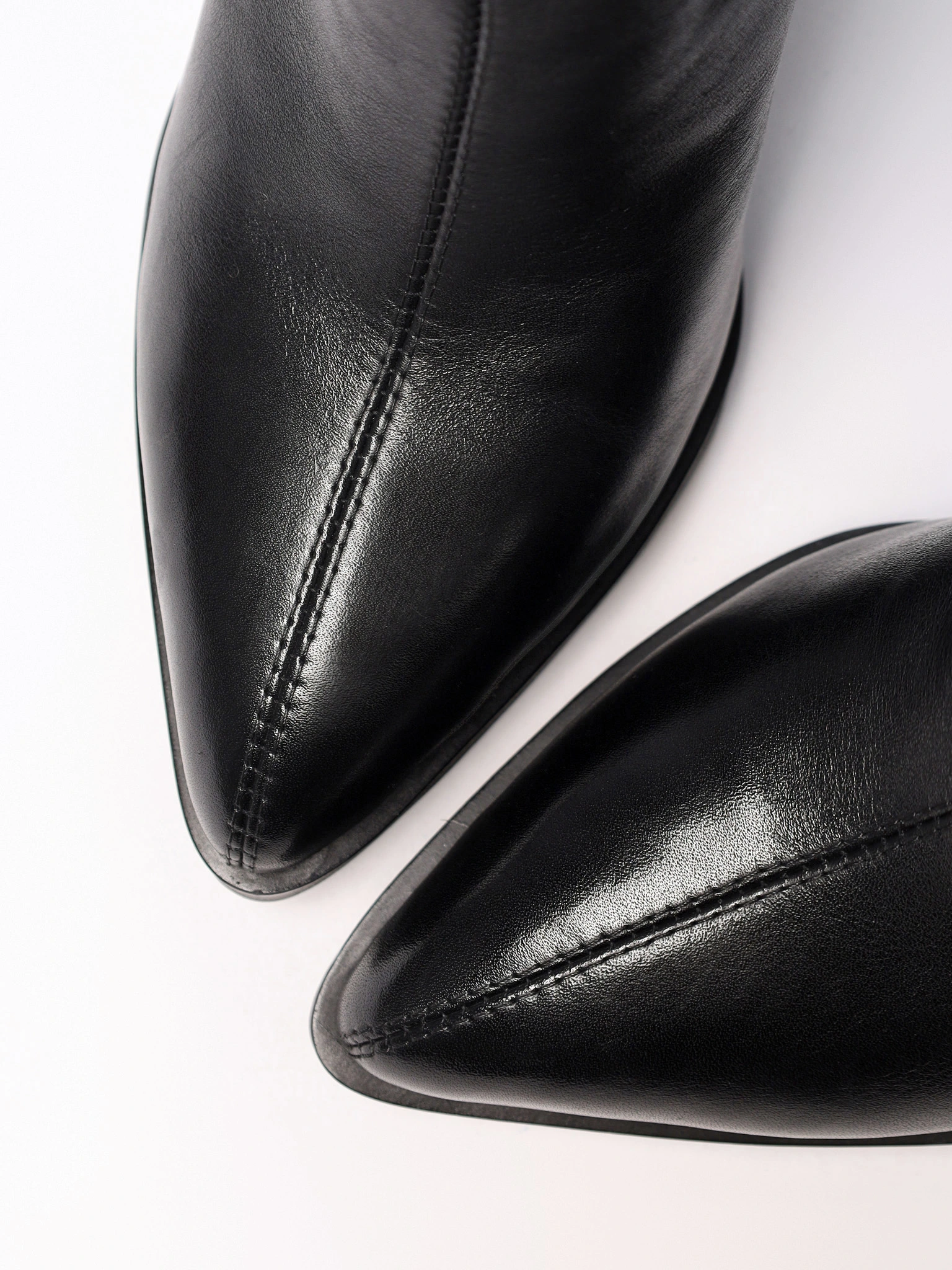 Сапоги черного цвета на высоком каблуке